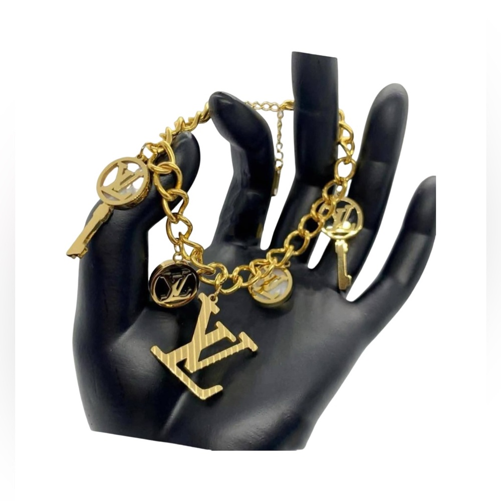 Luxurious Bracelet With Charms in Gold-tone